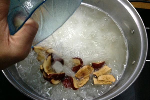 冰糖银耳红枣汤的做法图解5