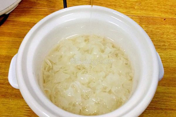 冰糖银耳莲子羹的做法图解3