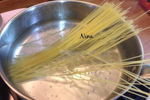 牛肉番茄沙司意大利面的做法图解1