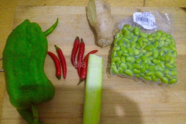 青椒炒毛豆的做法图解1