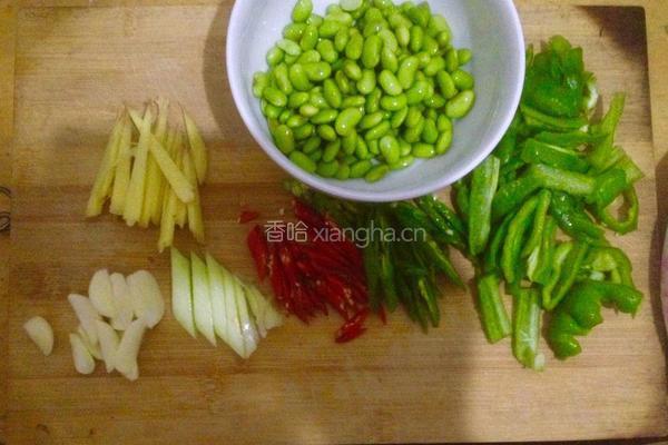 青椒炒毛豆的做法图解2