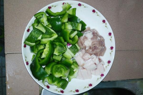 家常辣椒炒肉的做法图解1
