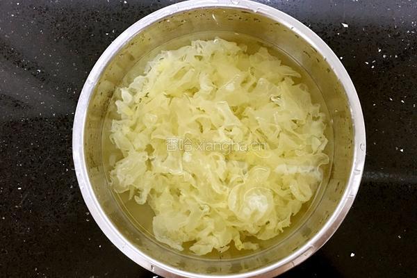 苹果银耳红枣汤的做法图解1