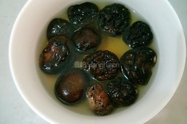 珍珠菇豉油鸡的做法图解2