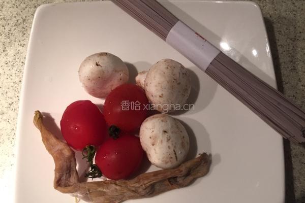 番茄蘑菇笋干面的做法图解1