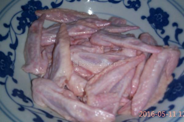 番茄鸡翅炖土豆的做法图解1