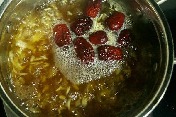 月子餐：红糖蛋的做法图解2