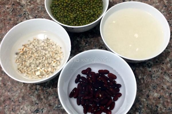 红豆薏米水的做法图解1