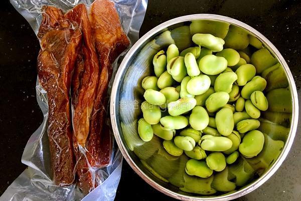 蚕豆炒腊肉的做法图解1