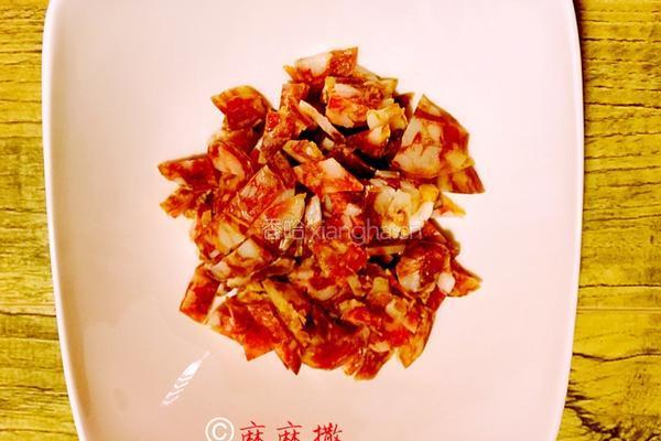 腊肠丁炒四季豆的做法图解2