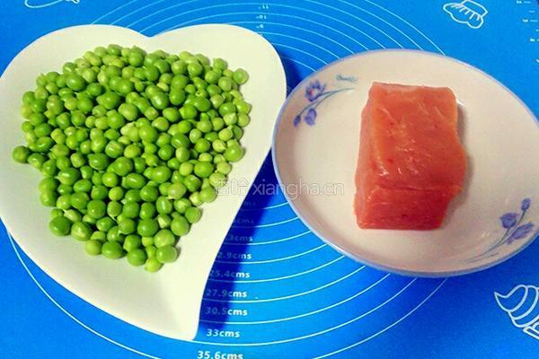 肉末炒豌豆的做法图解1