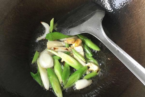 黄花菜香菇肉片汤的做法图解2