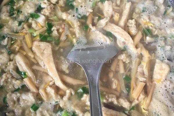黄花菜香菇肉片汤的做法图解5