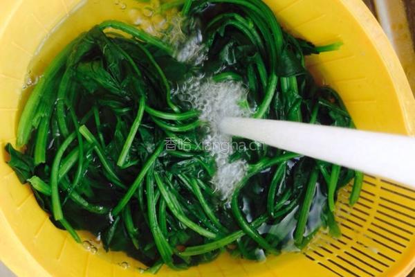 菠菜木耳炒鸡蛋的做法图解3