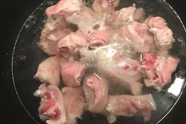 木瓜花生猪蹄汤的做法图解1
