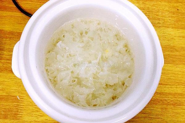 银耳雪梨汤的做法图解4