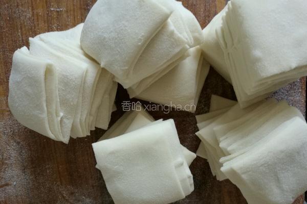 馄饨包法的做法图解2