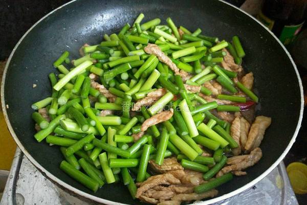 蒜苗炒肉的做法图解4