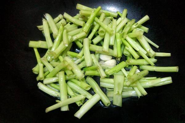 腐乳肉丝炒空心菜梗的做法图解5