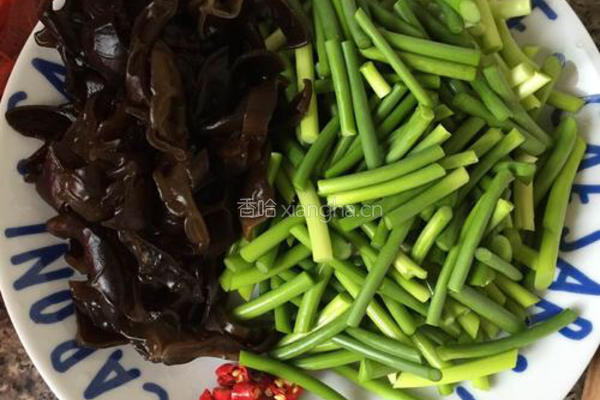 蒜苔炒木耳的做法图解2