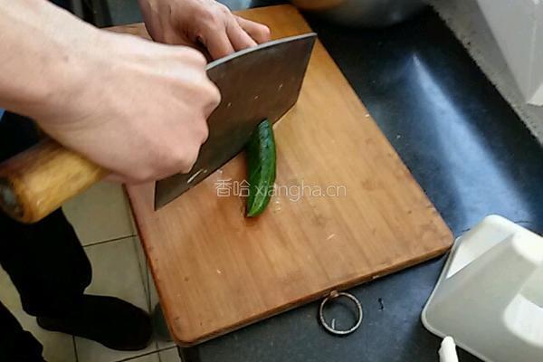 蛇皮黄瓜的做法图解2