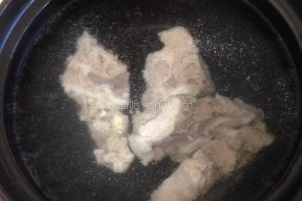 棒骨莲藕胡萝卜汤的做法图解2