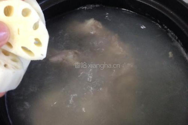 棒骨莲藕胡萝卜汤的做法图解3