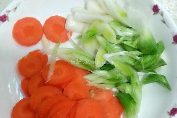 蒜苗回锅肉的做法图解2