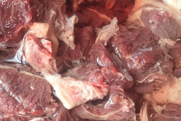 白萝卜牛腩汤的做法图解1