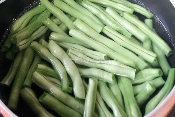 豆角炒香肠的做法图解2