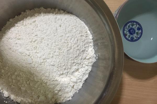韭菜鸡蛋虾皮饺子的做法图解1