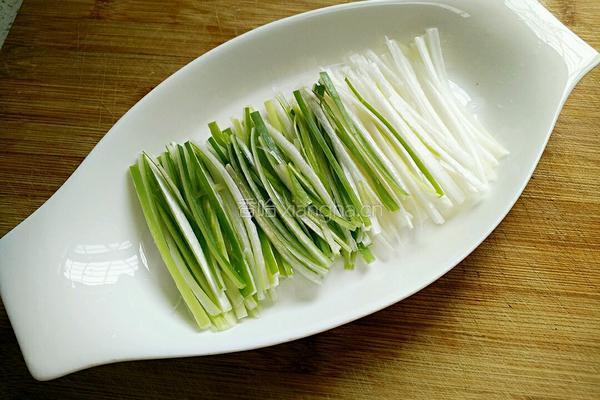 红油凉拌皮蛋的做法图解3
