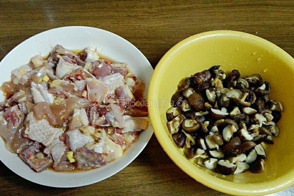 香菇炒鸡肉的做法图解2