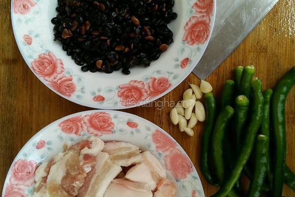 青椒炒五花肉的做法图解1