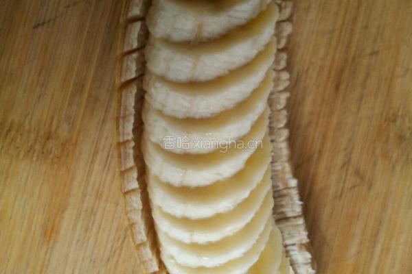 香蕉牛奶鸡蛋羹的做法图解2