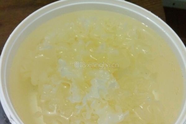红枣莲子银耳汤的做法图解2