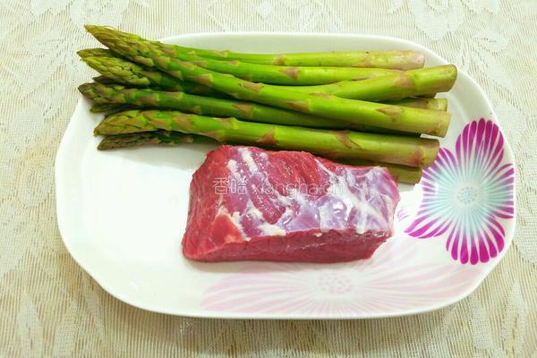 蚝油芦笋牛肉粒的做法图解1