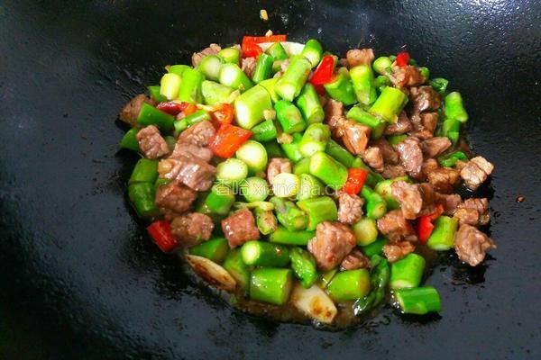 蚝油芦笋牛肉粒的做法图解8