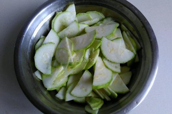 西葫芦炒香肠的做法图解2