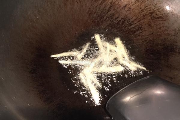椒盐油爆虾的做法图解3