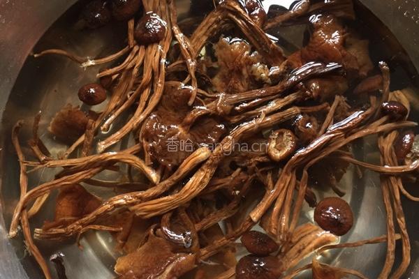 茶树菇烧木耳的做法图解2