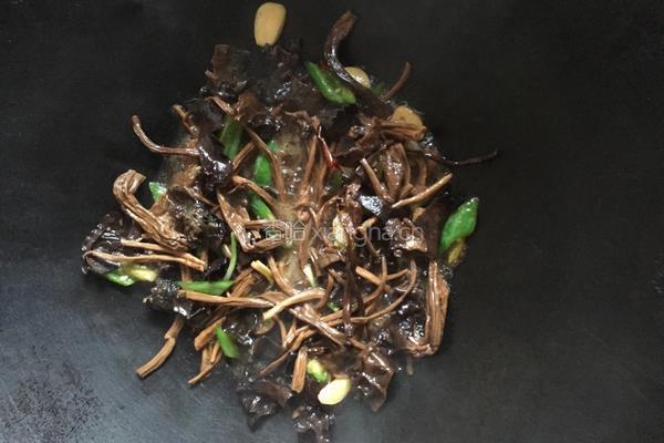 茶树菇烧木耳的做法图解7
