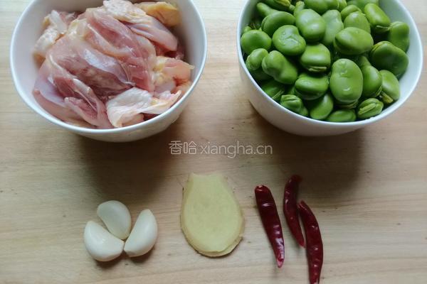 蚕豆烧鸡肉的做法图解1