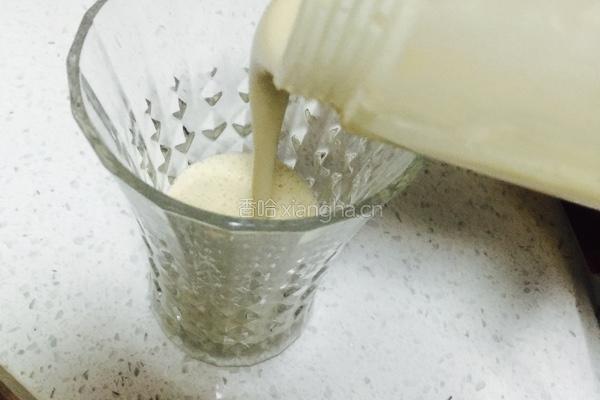 香蕉奶昔的做法图解4