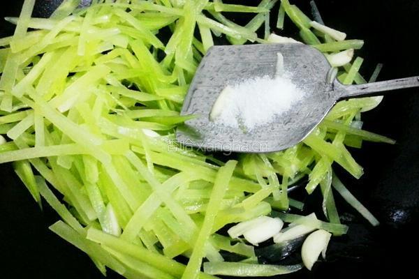 清炒莴笋的做法图解5