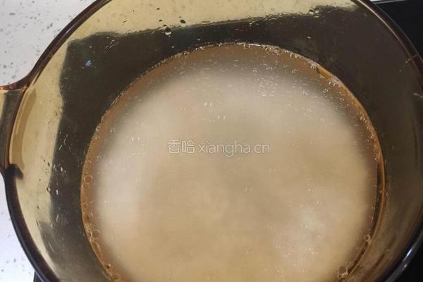 香肠腊味煲仔饭的做法图解3