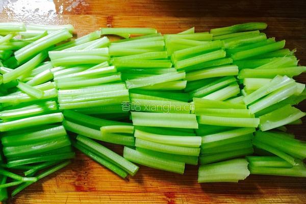 牛肉炒芹菜的做法图解2
