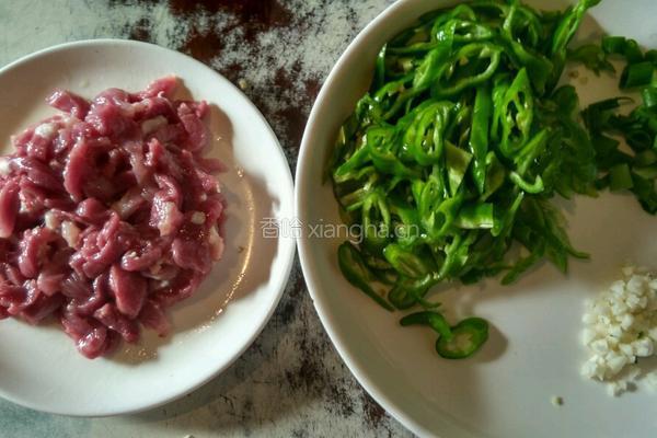 尖椒炒肉的做法图解1