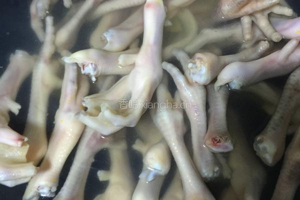 话梅酸甜鸭爪的做法图解3