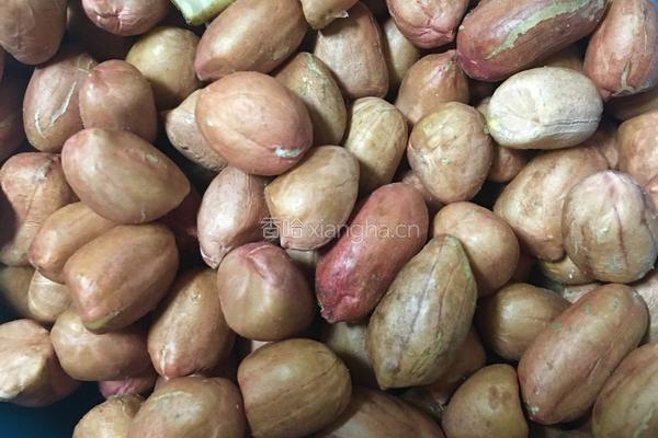 泡椒花生米的做法图解1